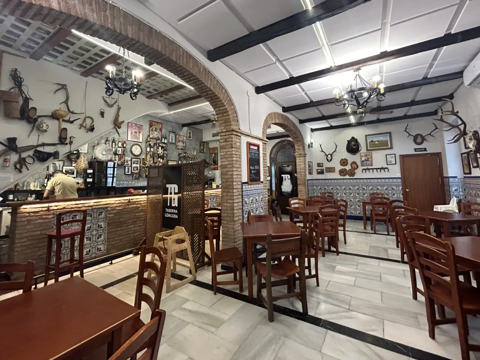 Sala de la Taberna Góngora, con sus arcos de ladrillo y azulejos
